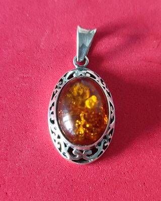 Colgante de plata con piedra Ámbar.