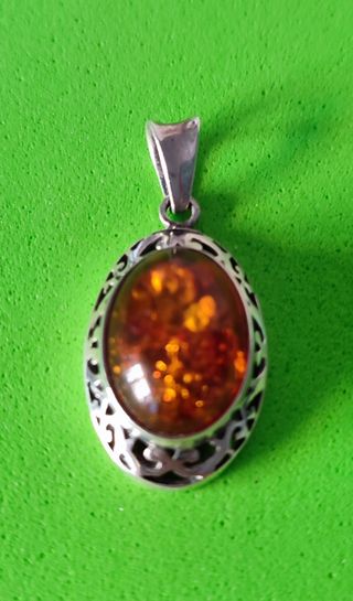 Colgante de plata con piedra Ámbar.