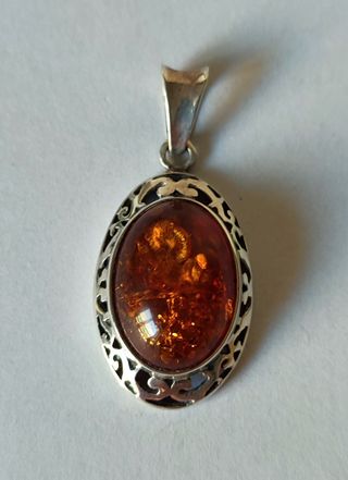 Colgante de plata con piedra Ámbar.