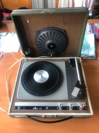 TOCADiSCOS DE MALETA MAS 80 ELPS Y 50 SINGLES