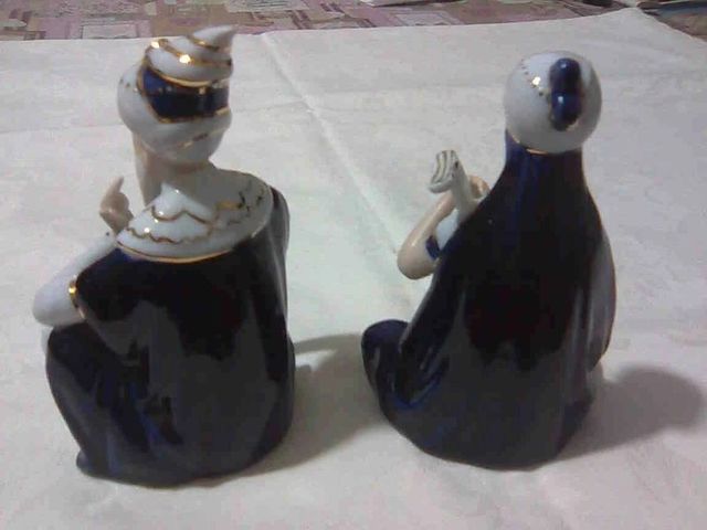 Coppia di statuette in ceramica