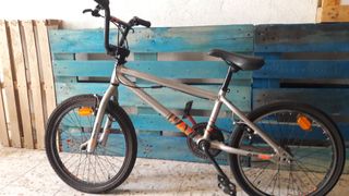Bicicleta BMX junior de color gris