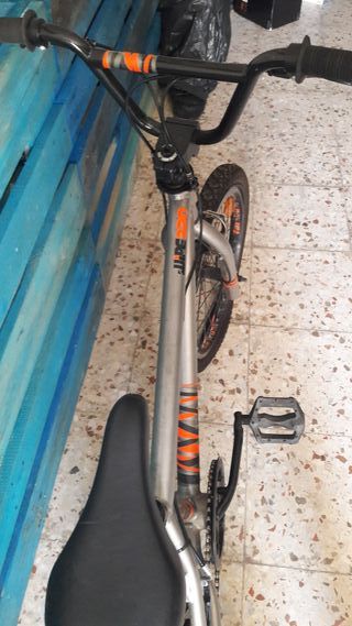 Bicicleta BMX junior de color gris