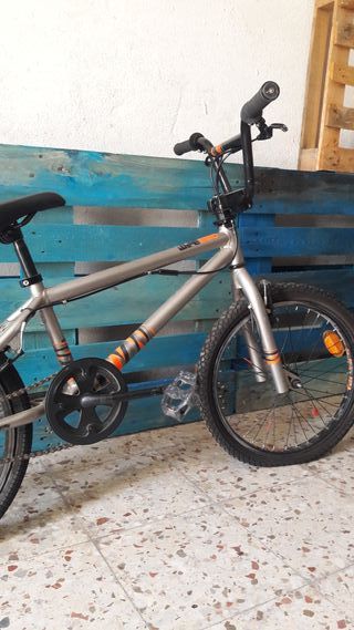 Bicicleta BMX junior de color gris