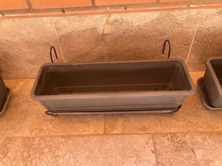 JARDINERA ANTRACITA + PLATO + SOPORTE BARANDILLA