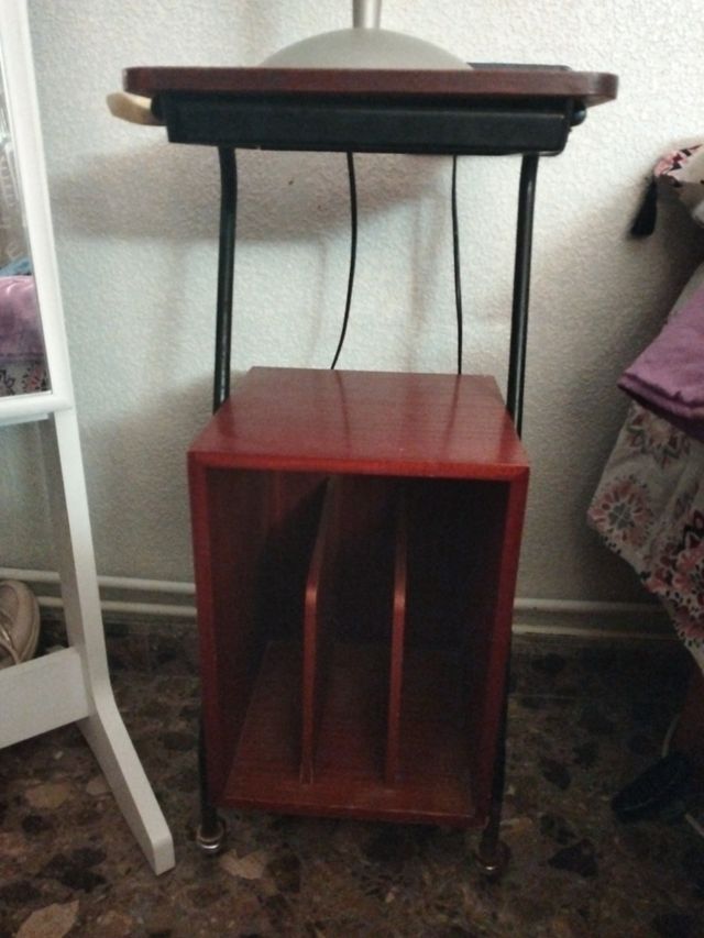 Mesita teléfono antigua