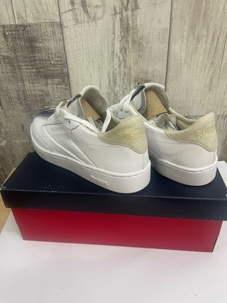 Zapatillas Reebok numero 37.5 (equivale a 38)