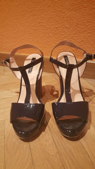 Sandalias de tacón y charol azul marino