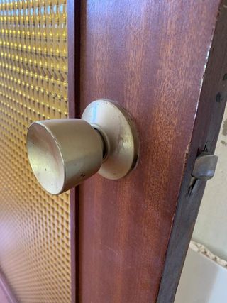 Puerta madera marrón oscuro con cristal amarillo