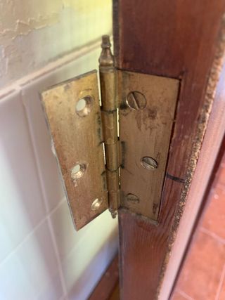 Puerta madera marrón oscuro con cristal amarillo