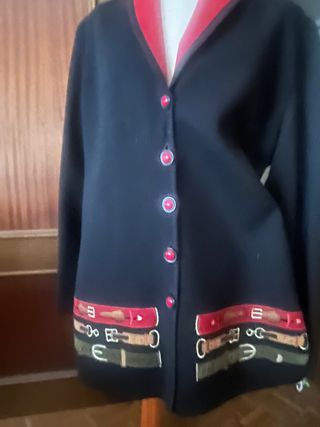 chaqueta negra ,con dibujo d estribos parte baja