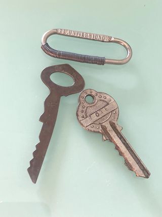 LLAVERO Y LLAVES ANTIGUAS