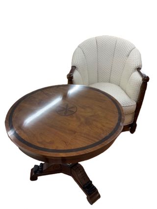 Mesa nogal con marquetería y sillones isabelinos