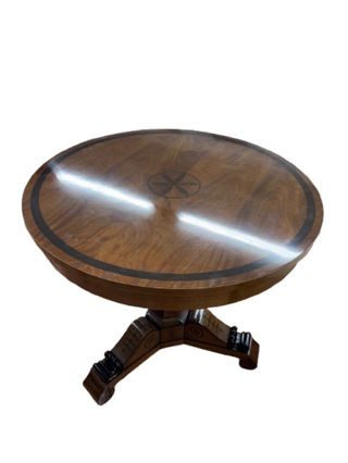 Mesa nogal con marquetería y sillones isabelinos