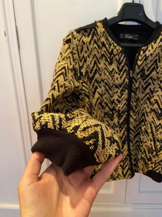 Chaqueta amarilla estampada