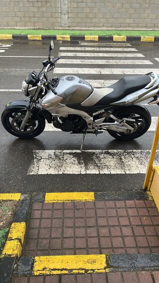 SUZUKI  GSR 600