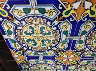 Antigua barra de bar de estaño y azulejos