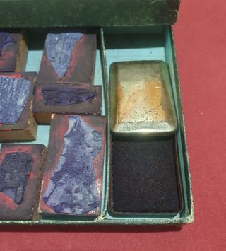 Dos juguetes antiguos de sellos para imprimir