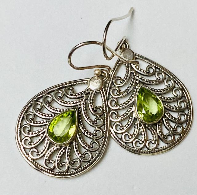 Pendientes con peridotos naturales y plata ley 925