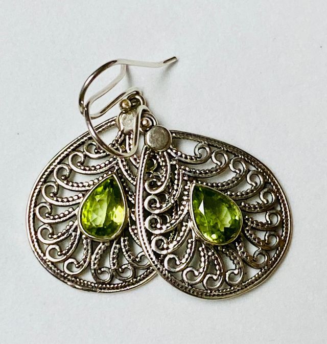 Pendientes con peridotos naturales y plata ley 925