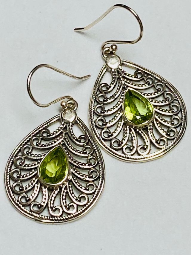Pendientes con peridotos naturales y plata ley 925