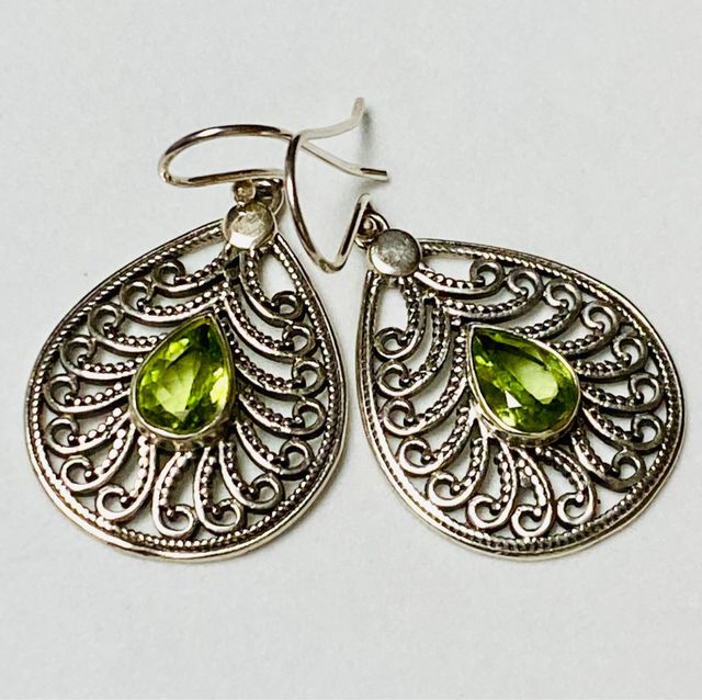Pendientes con peridotos naturales y plata ley 925