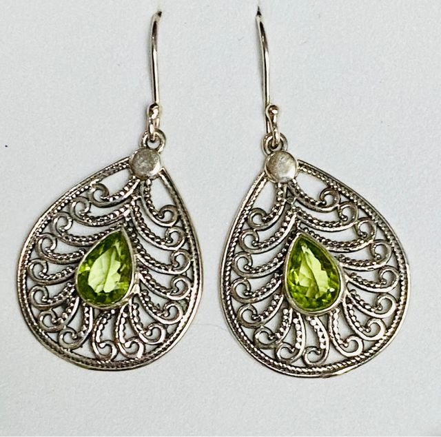 Pendientes con peridotos naturales y plata ley 925