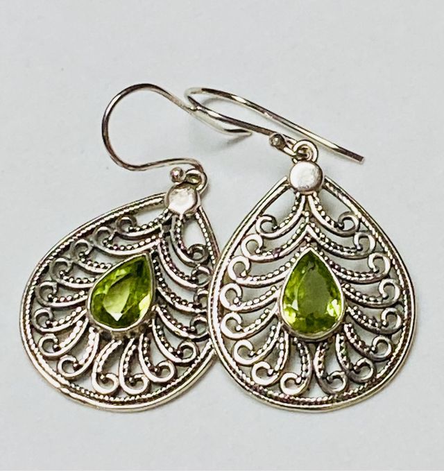 Pendientes con peridotos naturales y plata ley 925