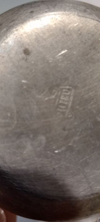 Sotto tazze e piattini ineltro