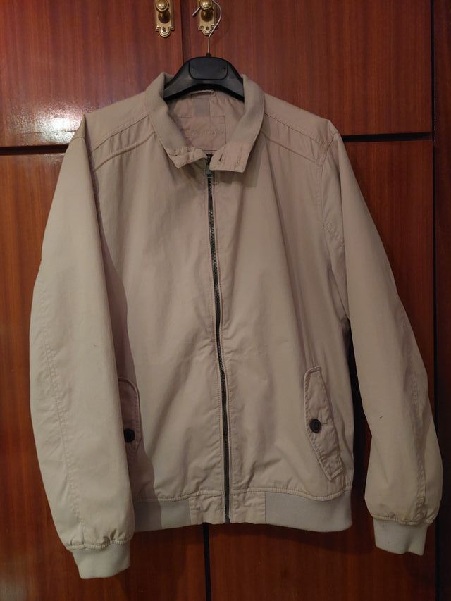 Cazadora beige prácticamente nueva