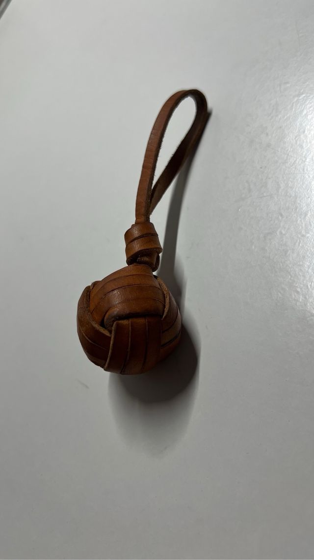 Llavero de cuero marrón