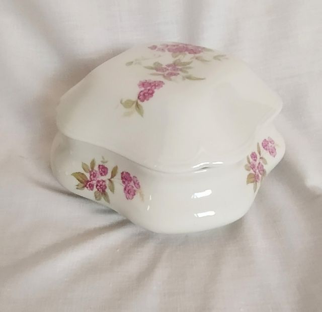 Caja de porcelana con flores