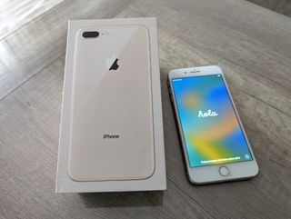 iPhone 8 Plus Rosa 64GB con muchos accesorios