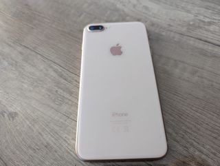 iPhone 8 Plus Rosa 64GB con muchos accesorios