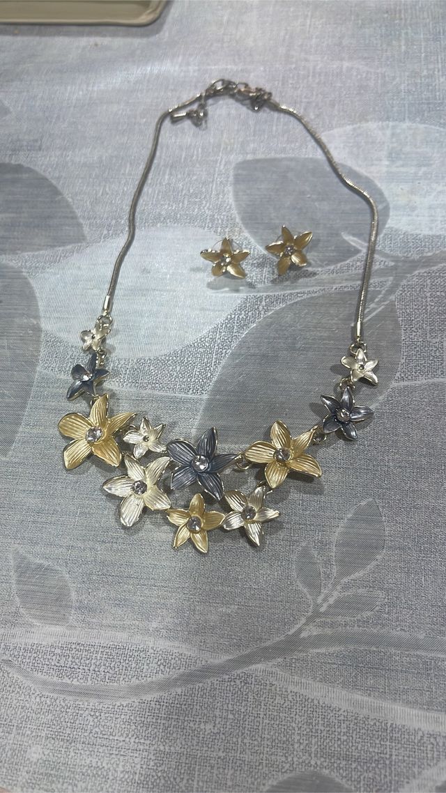 conjunto de collar y pendientes 
