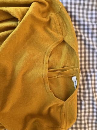 Jersey fino con botones detrás mostaza Nice Things