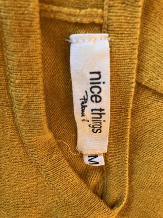 Jersey fino con botones detrás mostaza Nice Things