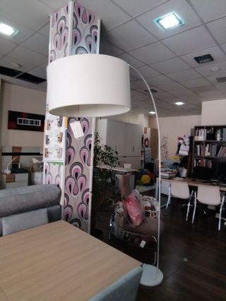 LAMPARA DE PIE EXTENSIBLE