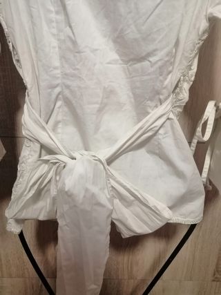 Blusita beige bordados dorados