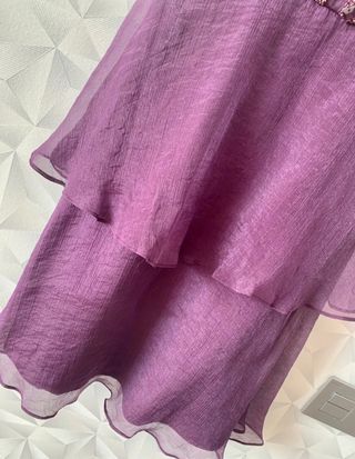 Vestido de fiesta de gasa y pedrería morado