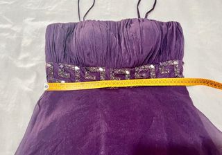 Vestido de fiesta de gasa y pedrería morado