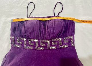 Vestido de fiesta de gasa y pedrería morado