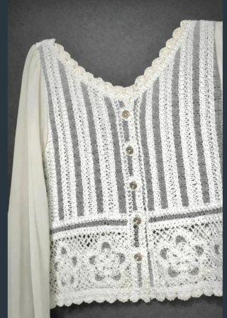 Blusa boho de encaje blanco y crochet