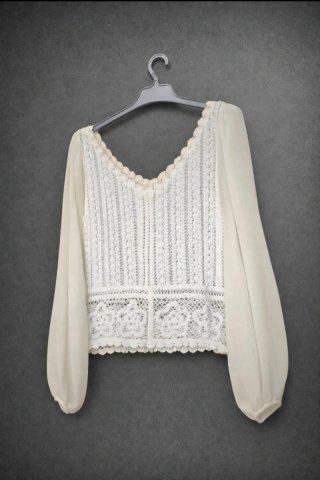 Blusa boho de encaje blanco y crochet