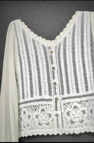 Blusa boho de encaje blanco y crochet