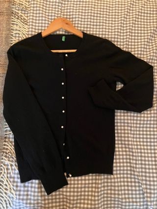 Rebeca lana fina negra botones nacarados Benetton