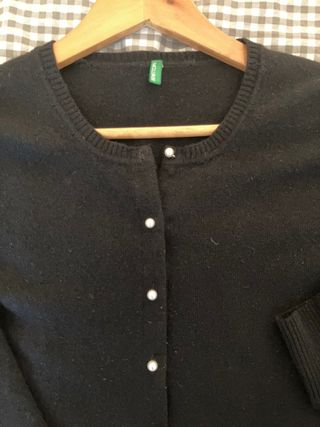 Rebeca lana fina negra botones nacarados Benetton