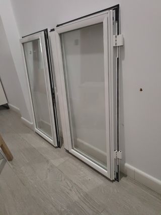 Ventana blanca abatible con mosquitera y persiana