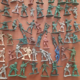 Lote de 130 Soldados Monocromáticos Antigos 5/6cm