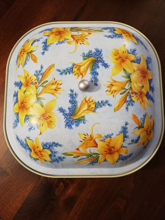 Scatola di latta con coperchio